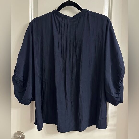 Chico’s Pintuck Dolman Sleeve Shirt Size 2.5 US 14 Cap Sleeve Neck Button Navy - Picture 5 of 10